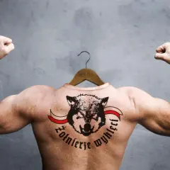 Potężne ramiona z tatuażem wilka i napisem "Żołnierze Wyklęci" symbolizują siłę i pamięć o bohaterach.