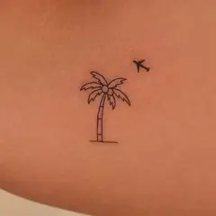 Minimalistyczny tatuaż palma z kokosami i lecącym samolotem. Symbol podróży i wakacji.