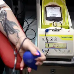 Osoba z tatuażem łapacza snów na ramieniu oddaje krew. Po zrobieniu tatuażu nie można oddać krwi przez 4 miesiące ze względu na ryzyko przeniesienia chorób.