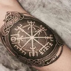 Tatuaż kompas wikingów, Vegvísir, symbolizuje odnalezienie drogi i ochronę w podróży.