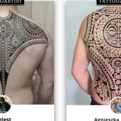 Plecy mężczyzny pokryte skomplikowanym, czarnym tatuażem w stylu plemiennym. Wzory obejmują całe plecy i sięgają na ramię.