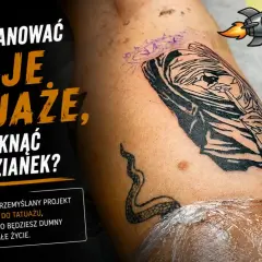 Ręka z tatuażem w trakcie tworzenia. Na skórze widoczny projekt, który przypomina postać w kapturze i węża. Tekst informuje o planowaniu tatuaży.