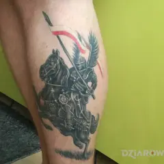 Tatuaż godło Polski: rycerz na koniu z biało-czerwoną flagą. Duma narodowa na skórze.