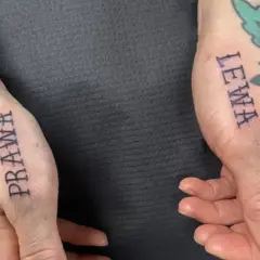 Na lewej ręce tatuaż z napisem "PRAWA", na prawej "LEWA".