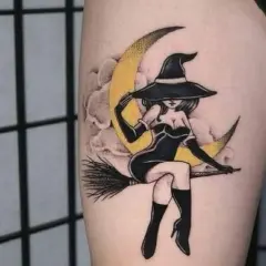Tatuaż czarownica na miotle, siedząca na księżycu. Symbolizuje wolność, siłę i tajemniczość.