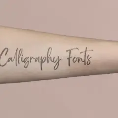 Delikatna kaligrafia tatuaz na ramieniu, napis "Calligraphy Fonts" w stylu pisanki.