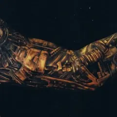 Imponujący tatuaż biomechanika na ramieniu, wyglądający jak mechaniczna proteza z metalowymi elementami i przewodami.