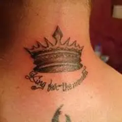 Męski tatuaż na szyi: korona z napisem "King for the moment".