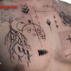 Tatuaż geometryczny na klatce piersiowej: drzewo życia, sylwetki ludzi, ptaki i abstrakcyjne kształty.