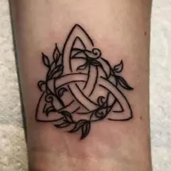 Tatuaże celtyckie znaczenie: węzeł triquetra ozdobiony liśćmi, symbolizujący wieczność i jedność.