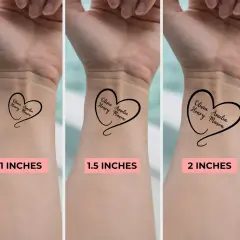 Trzy wersje tatuażu kreskówka w kształcie serca z imionami na nadgarstkach: 1, 1.5 i 2 cale.