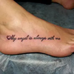 Najciekawsze tatuaż na stopie: napis "My angel is always with me" w eleganckiej czcionce.