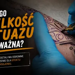 Ręka w niebieskiej rękawiczce tatuuje wzór. Wielkość tatuażu ma znaczenie dla detali i efektu po wygojeniu.
