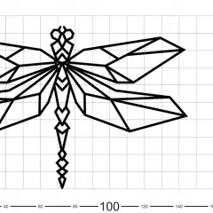 Geometryczny tatuaż ważka na kostce, z czarnymi liniami na siatce.