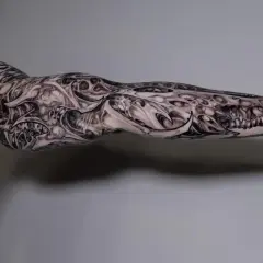 Imponujący greywash tattoo na ramieniu, przypominający mechaniczną protezę z ostrymi elementami i detalami.
