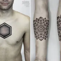 Geometryczny, czarny tatuaż na klatce piersiowej mężczyzny w kształcie heksagonu. Obok, tatuaż na przedramieniu w stylu dotwork, przypominający mandalę. To sztuka vegan tattoo.