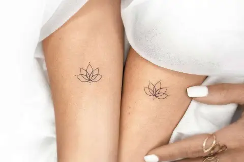 Dwa delikatne tatuaże kwiat lotosu na skórze, symbolizujące spokój i odrodzenie.