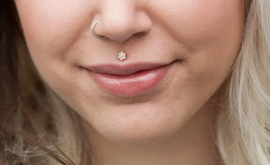 Medusa piercing - Jak dbać? Gojenie, biżuteria, ryzyka