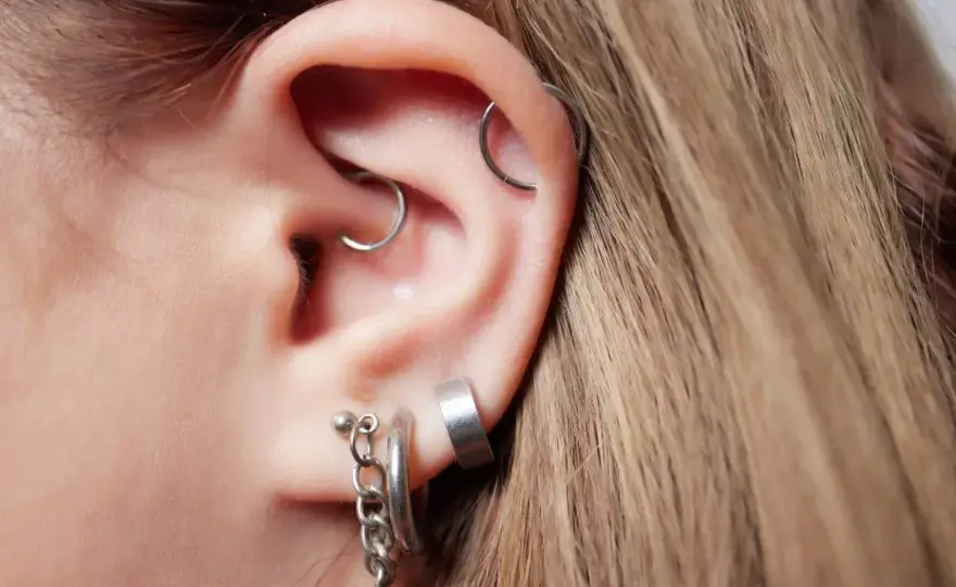 Snug piercing – czy warto? Gojenie, ból, pielęgnacja i koszty