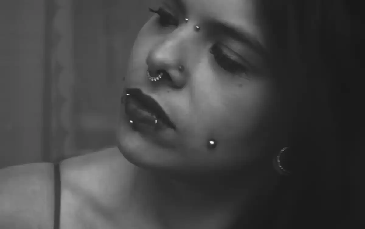 Septum piercing - ból, gojenie, cena i bezpieczna pielęgnacja