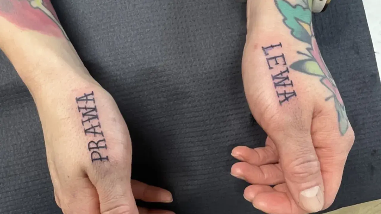 Na lewej ręce tatuaż z napisem "PRAWA", na prawej "LEWA".