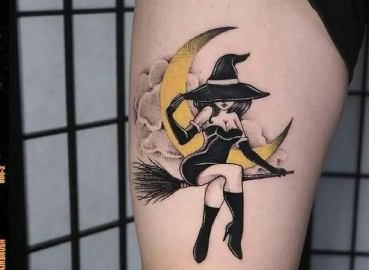 Tatuaż czarownica na miotle, siedząca na księżycu. Symbolizuje wolność, siłę i tajemniczość.