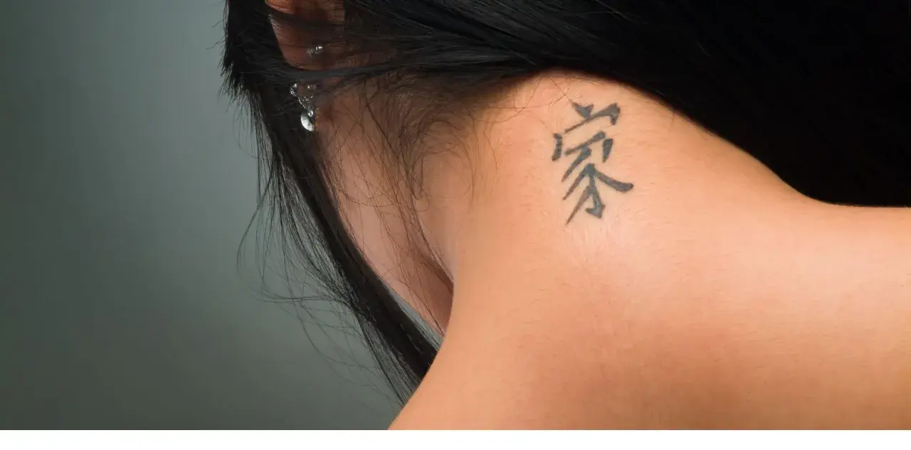 Symbol na karku kobiety. Jak dobrać tatuaż do charakteru? Ten znak może symbolizować siłę i determinację.