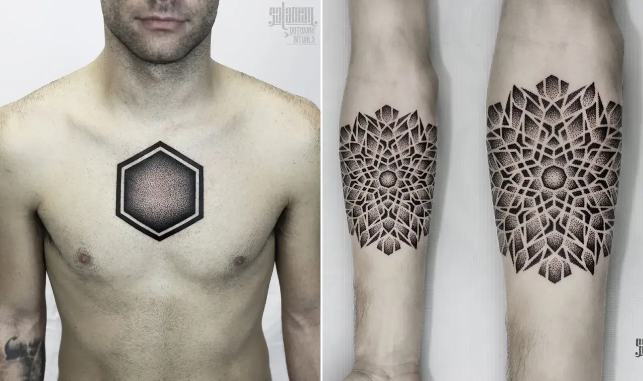 Geometryczny, czarny tatuaż na klatce piersiowej mężczyzny w kształcie heksagonu. Obok, tatuaż na przedramieniu w stylu dotwork, przypominający mandalę. To sztuka vegan tattoo.