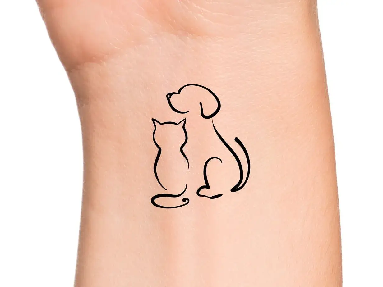 Minimalistyczny tatuaż pies i kot, symbol przyjaźni między gatunkami, delikatna kreska na skórze.