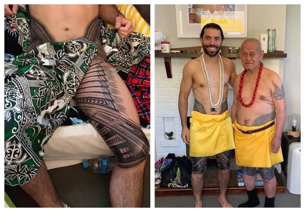 Mężczyzna prezentuje tradycyjny tatuaż samoa na nodze i brzuchu. Obok stoi starszy mężczyzna, również ozdobiony tatuażem samoa.