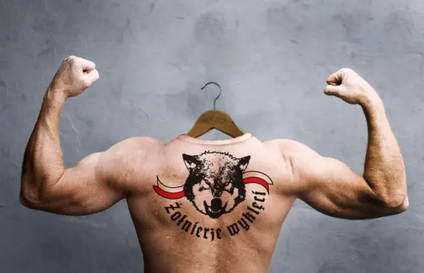 Potężne ramiona z tatuażem wilka i napisem "Żołnierze Wyklęci" symbolizują siłę i pamięć o bohaterach.