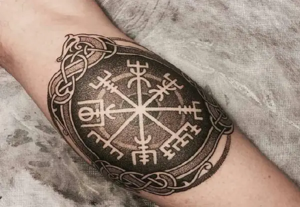 Tatuaż kompas wikingów, Vegvísir, symbolizuje odnalezienie drogi i ochronę w podróży.