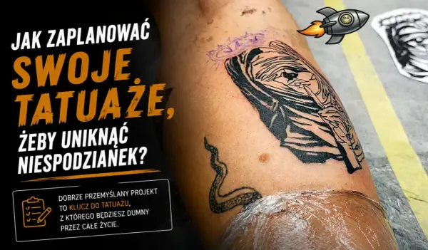 Ręka z tatuażem w trakcie tworzenia. Na skórze widoczny projekt, który przypomina postać w kapturze i węża. Tekst informuje o planowaniu tatuaży.