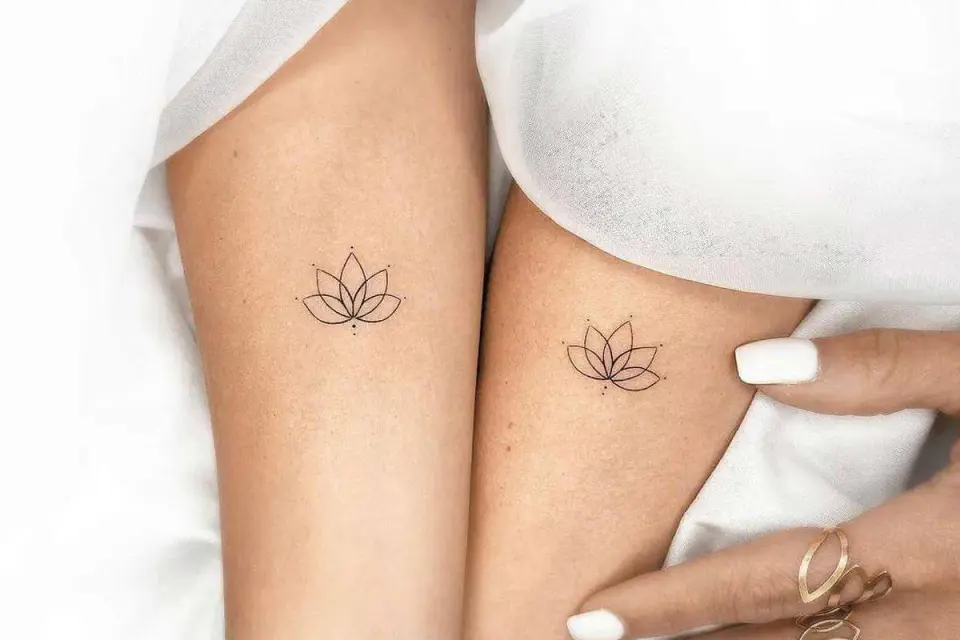 Tatuaż lotos - Symbolika, style i idealne miejsce na skórze